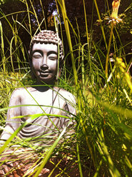 Lächelnder Buddha im Garten, Symbol für Harmonie und Entspannung, Nordrhein-Westfalen, Deutschland - ONF000306