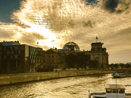 Sonnenuntergang am Reichstag, Berlin, Deutschland - FBF000113