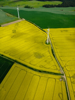 Windmühlen, Rapsfeld (Brassica rapa), Luftaufnahme, Mecklenburg, Deutschland - FBF000110