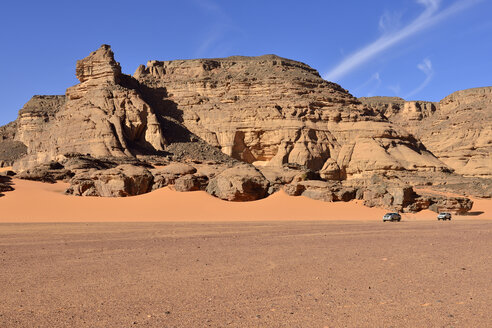 Algerien, Sahara, Tassili N'Ajjer National Park, zwei Pickup-Fahrzeuge in Oued In Djeran - ES000942