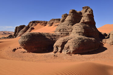 Algerien, Sahara, Tassili N'Ajjer National Park, Felstürme in den Sanddünen von Tin Merzouga - ES000940