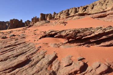 Algerien, Sahara, Tassili N'Ajjer National Park, Tassili Tadrart, erodierte Sandsteinfelsen und Dünen am Kessel - ES000939