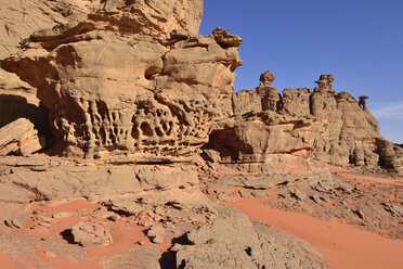 Algerien, Sahara, Tassili N'Ajjer National Park, Tassili Tadrart, erodierte Sandsteinfelsen und Dünen am Kessel - ES000938