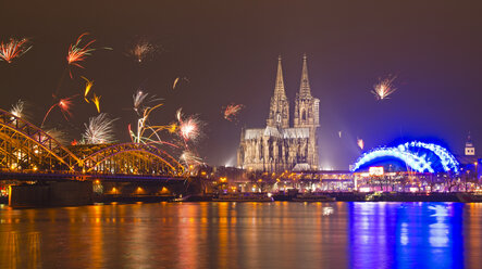 Deutschland, Nordrhein-Westfalen, Köln, Skyline in der Silvesternacht mit Feuerwerk - WGF000194