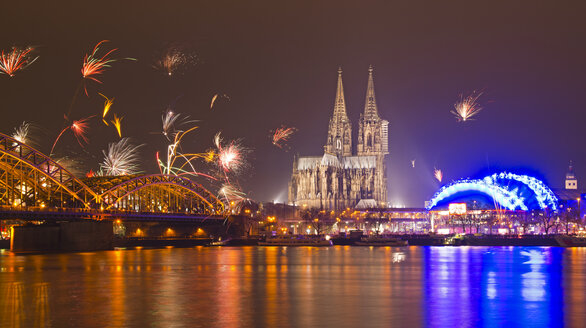 Germany, North Rhine-Westphalia, Cologne, skyline at New Year's Eve with fireworks - WGF000194