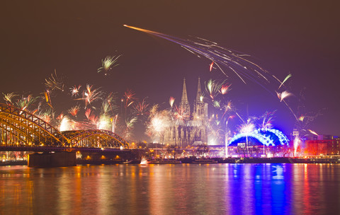 Deutschland, Nordrhein-Westfalen, Köln, Skyline in der Silvesternacht mit Feuerwerk, lizenzfreies Stockfoto