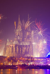 Germany, North Rhine-Westphalia, Cologne, Cologne cathedrale at New Year's Eve with fireworks - WGF000191