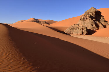Algeria, Sahara, Tassili N'Ajjer National Park, Tadrart region, rocks and sand dunes at Tin Merzouga - ES000950