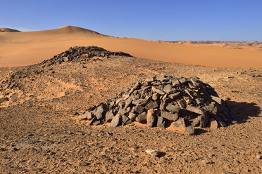 Algerien, Sahara, Nationalpark Tassili N'Ajjer, Region Tadrart, historisches Grab in den Sanddünen von Tehak - ES000946