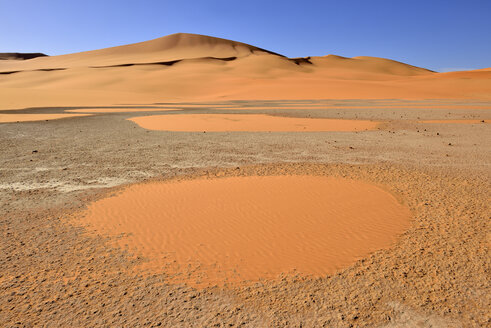 Algerien, Sahara, Nationalpark Tassili N'Ajjer, Region Tadrart, Salzpfanne, Playa, nahe den Sanddünen von Tehak - ES000945