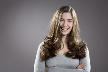 Portrait of smiling young woman, studio shot - MAEF007616