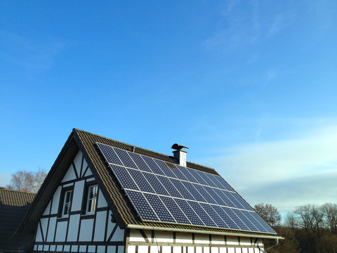 Solardach, Sonnenkollektoren auf dem alten Fachwerkhaus, Haus, Einfamilienhaus, Strom für das Haus, NRW, Deutschland, lizenzfreies Stockfoto