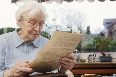Ältere Frauen lesen ihren alten Ausbildungsvertrag - BIF000280