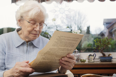 Senior women reading her old training contract - BIF000280