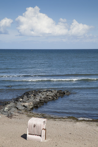 Deutschland, Schleswig-Holstein, Hohwacht, Hohwachter Bucht, Strandkorb am Strand, lizenzfreies Stockfoto