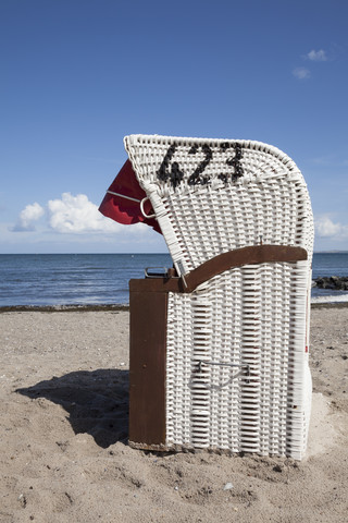 Deutschland, Schleswig-Holstein, Hohwacht, Hohwachter Bucht, Strandkorb am Strand, lizenzfreies Stockfoto