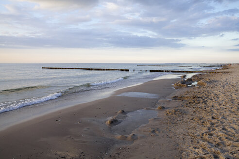 Deutschland, Mecklenburg-Vorpommern, Graal-Müritz, Strand im Abendlicht - WIF000299