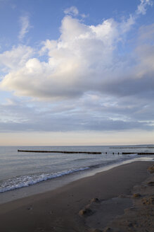 Deutschland, Mecklenburg-Vorpommern, Graal-Müritz, Teil des Strandes im Abendlicht - WIF000298