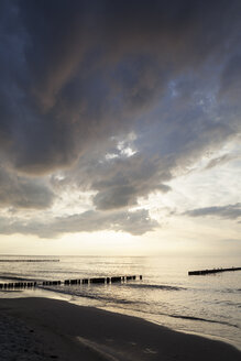 Deutschland, Mecklenburg-Vorpommern, Graal-Müritz, Teil des Strandes im Abendlicht - WIF000297