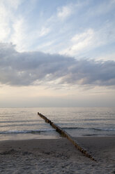 Deutschland, Mecklenburg-Vorpommern, Graal-Müritz, Teil des Strandes im Abendlicht - WIF000291