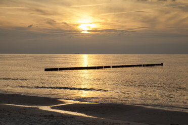 Deutschland, Mecklenburg-Vorpommern, Graal-Müritz, Teil des Strandes bei Sonnenuntergang - WIF000290