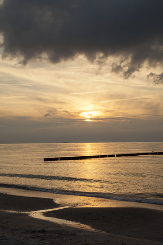 Deutschland, Mecklenburg-Vorpommern, Graal-Müritz, Teil des Strandes bei Sonnenuntergang, lizenzfreies Stockfoto