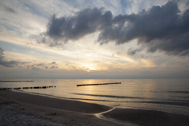Deutschland, Mecklenburg-Vorpommern, Graal-Müritz, Teil des Strandes bei Sonnenuntergang - WIF000289