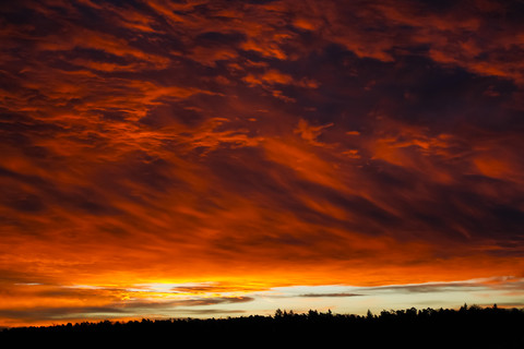 Deutschland, Baden-Württemberg, Stuttgart, Abendhimmel im Winter, lizenzfreies Stockfoto