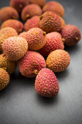 Litschi (Litchi chinensis) auf Schiefer, Nahaufnahme - LVF000423