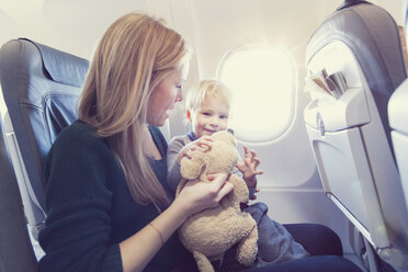 Mutter mit Sohn im Flugzeug - MF000718