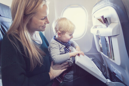 Mutter mit Sohn im Flugzeug - MF000719