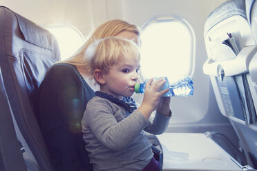 Mutter mit Sohn im Flugzeug - MF000721