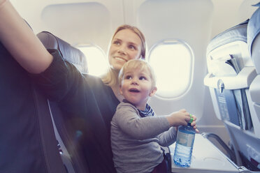Mutter mit Sohn im Flugzeug - MF000722