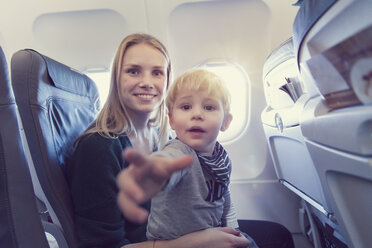 Mutter mit Sohn im Flugzeug - MF000732