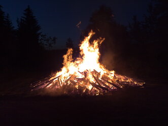 Deutschland, Bei Nennslingen, Traditionelles Feuer zur Sonnenwendefeier - SRSF000440