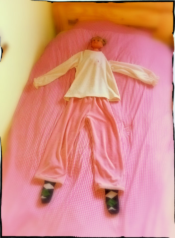 Puppe im Bett mit Kinderpyjama, Deutschland, lizenzfreies Stockfoto