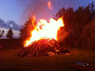 Deutschland, Bei Nennslingen, Traditionelles Feuer zur Sonnenwendefeier - SRSF000455