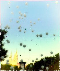 Weiße Luftballons, München, in der Nähe der Theresienwiese, Deutschland - SRSF000418