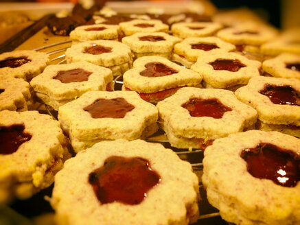 Christmas cookies, Ausstechgebaeck, rogues, filled with red currant jelly - SRSF000436