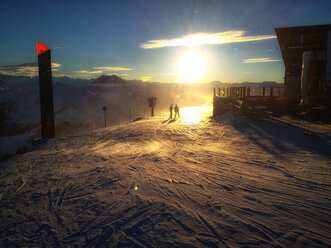 Österreich, Kitzbüheler Berge, Schneeidylle mit Sonnenuntergang - SRSF000437