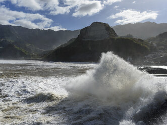 Portugal, Madeira, Porto da Cruz, wave at coast - HLF000351