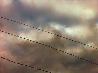 Stacheldraht, Zaun, dramatischer Himmel, Ecuador - ONF000352