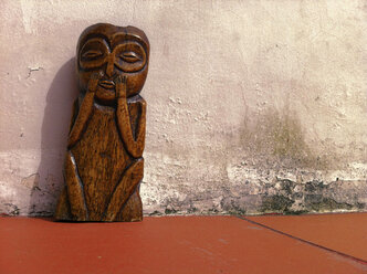 Handgeschnitzte Holzfigur, ängstlicher Blick, traditionelles Handwerk, Skulptur, typisch für die Andenregionen Ecuadors, Cuenca, Ecuador - ONF000345