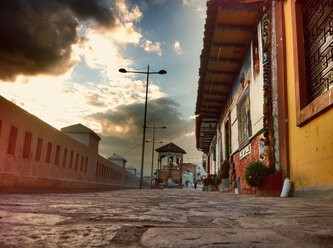 Straße mit Kopfsteinpflaster, historische Gebäude, koloniale Altstadt, Cuenca, Ecuador - ONF000387