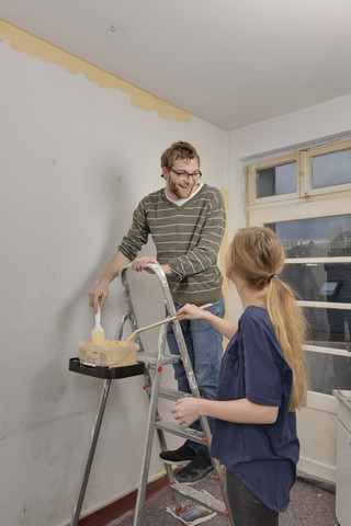 Junges Paar renoviert neue Wohnung, lizenzfreies Stockfoto