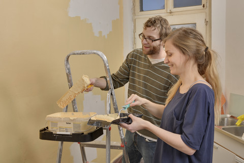 Junges Paar renoviert neue Wohnung, lizenzfreies Stockfoto