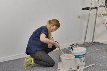 Young woman mixing colours for painting - LAF000433