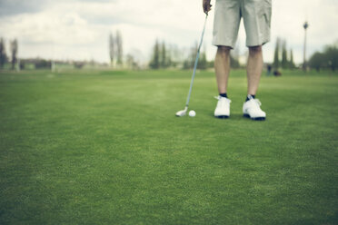 Deutschland, Düsseldorf, Mann beim Golfen - MFF000735