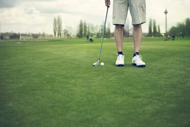 Deutschland, Düsseldorf, Mann beim Golfen - MFF000736