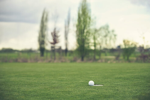 Deutschland, Duesseldorf, Golfball - MFF000738